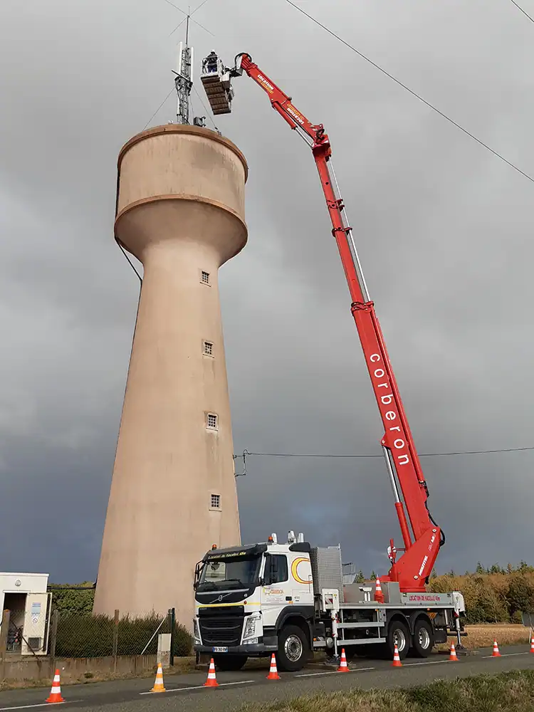 Corberon - nacelle poids lourd PL35 en intervention sur un château d'eau