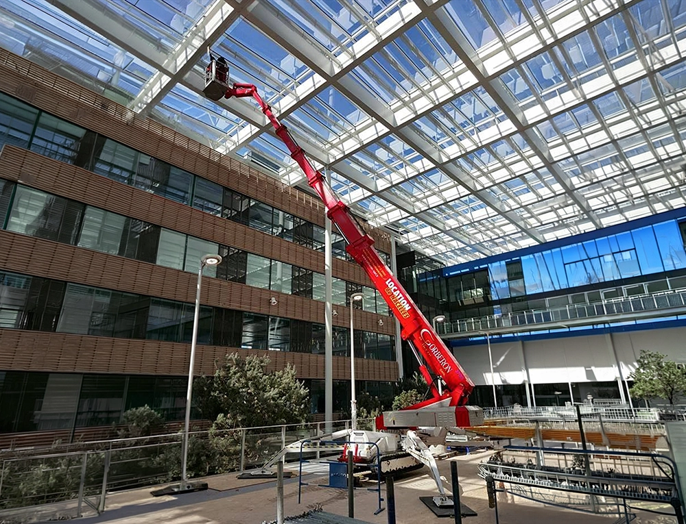 Corberon - nacelle araignée en intervention sur la menuiserie de Clermont-Ferrand
