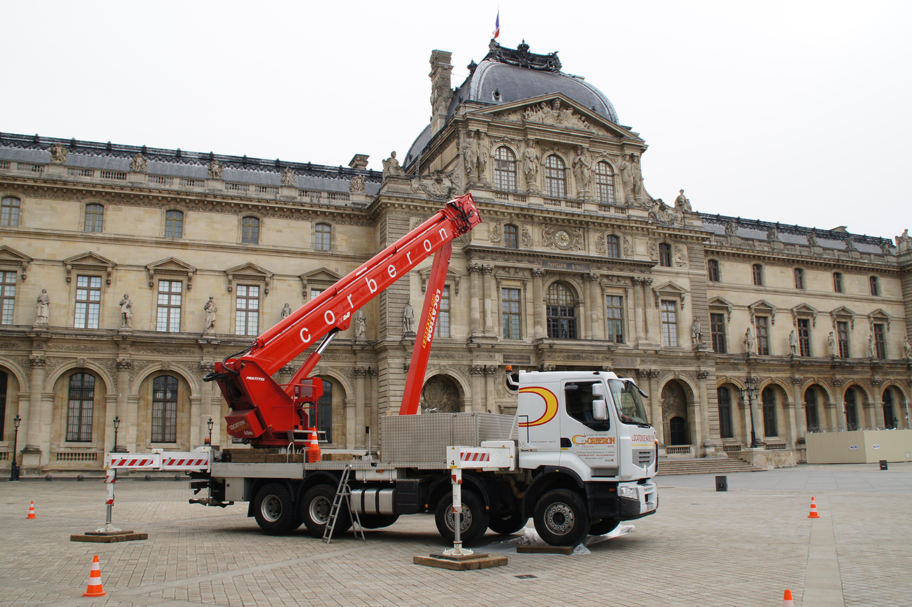 Corberon - nacelle poids lourd PL 35 en intervention au Louvre