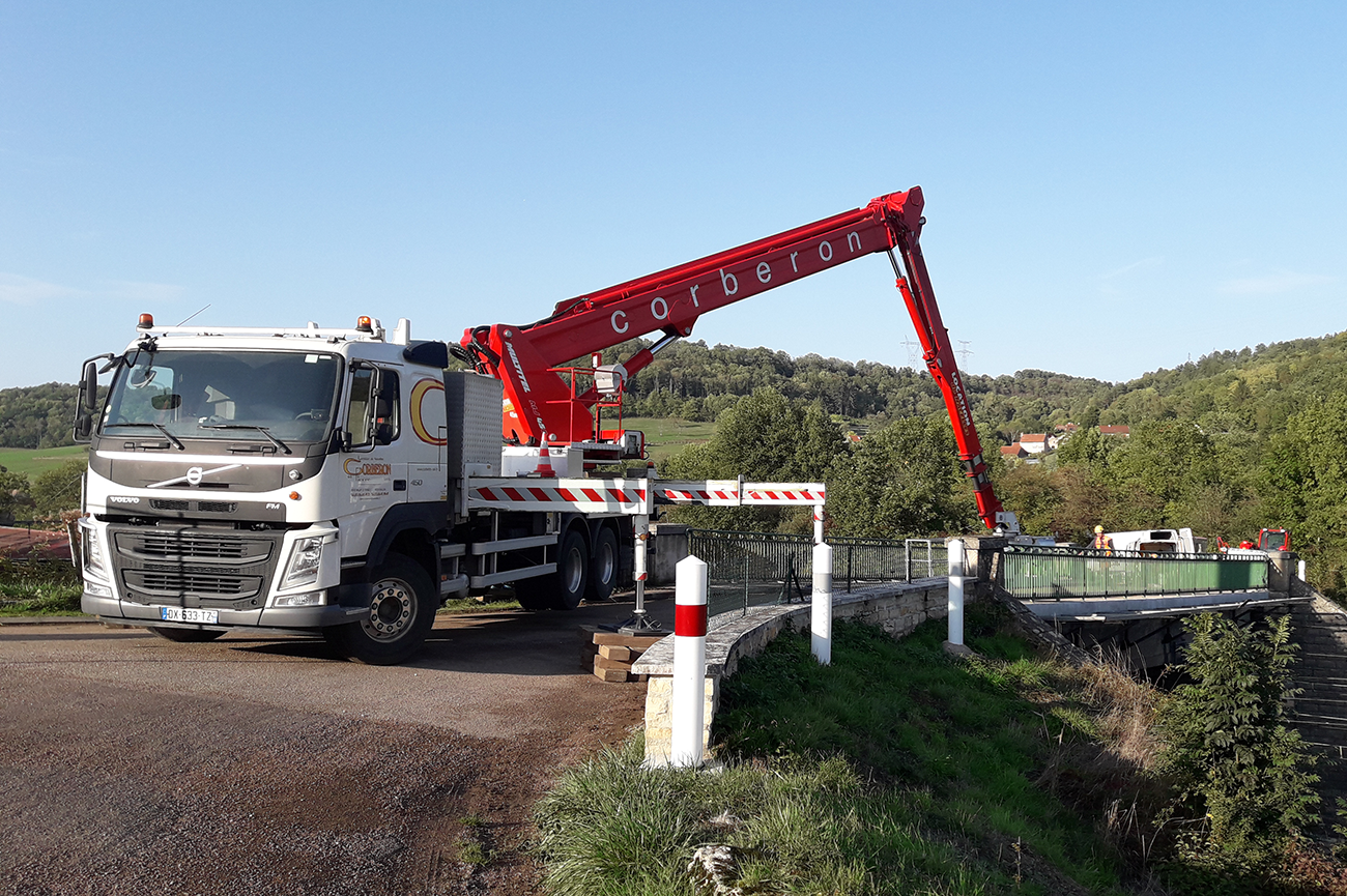 Corberon - nacelle poids lourd PL 45 en intervention avec la sncf